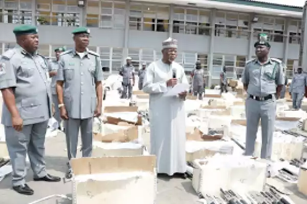 Press Briefing by Customs boss on seizure of 661 pump-action rifles concealed in container